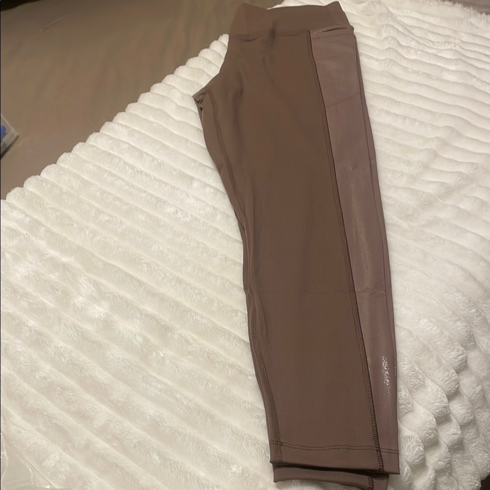 Brown High-Waisted Pink Leggings with side pockets and shine sides